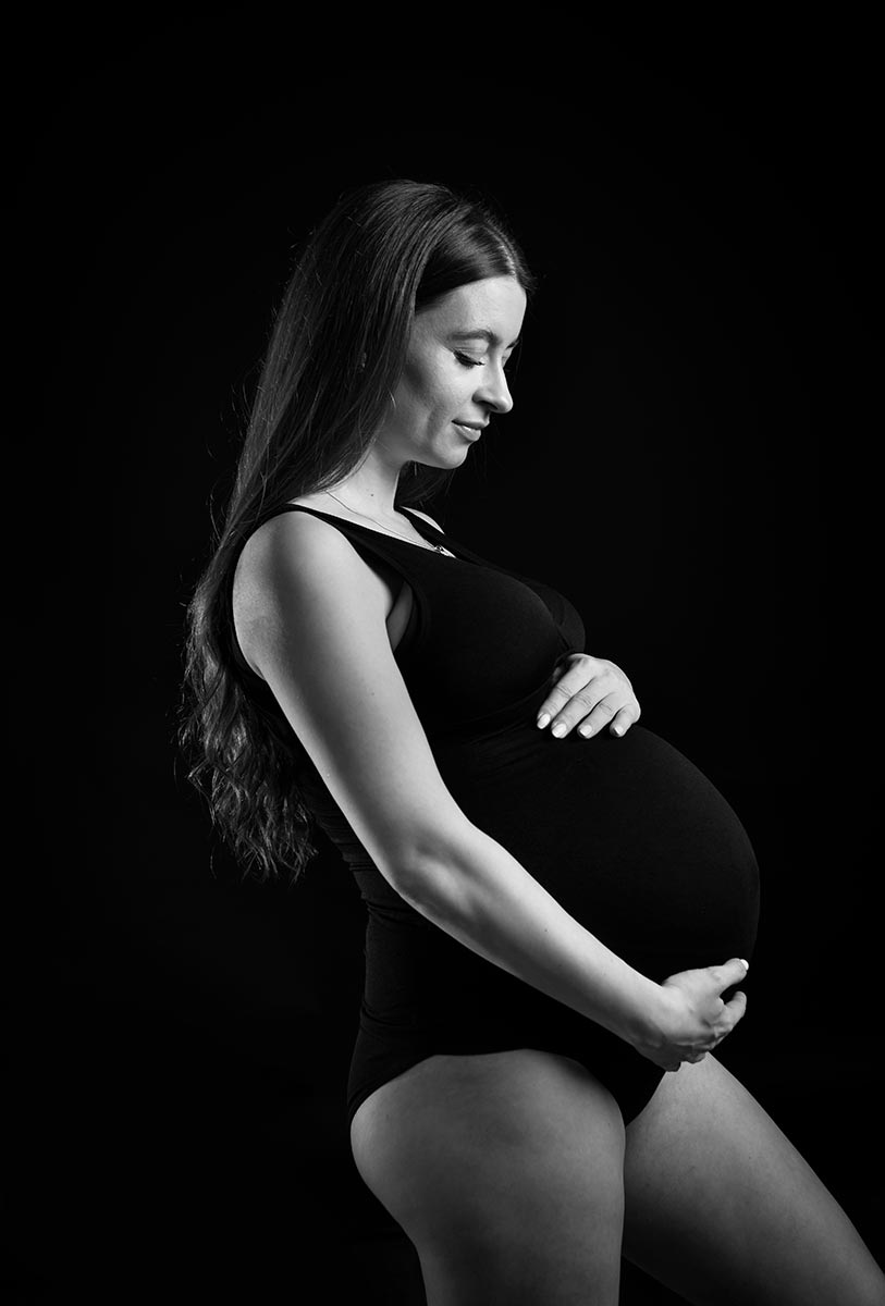 lady with bump in a photography studio